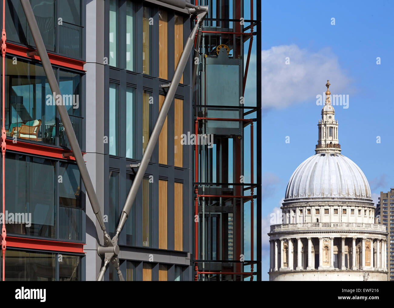 Dettaglio a tenuta con Neo framing St Pauls. Neo Bankside, Londra, Regno Unito. Architetto: Rogers Stirk Harbour + Partners, 2014. Foto Stock