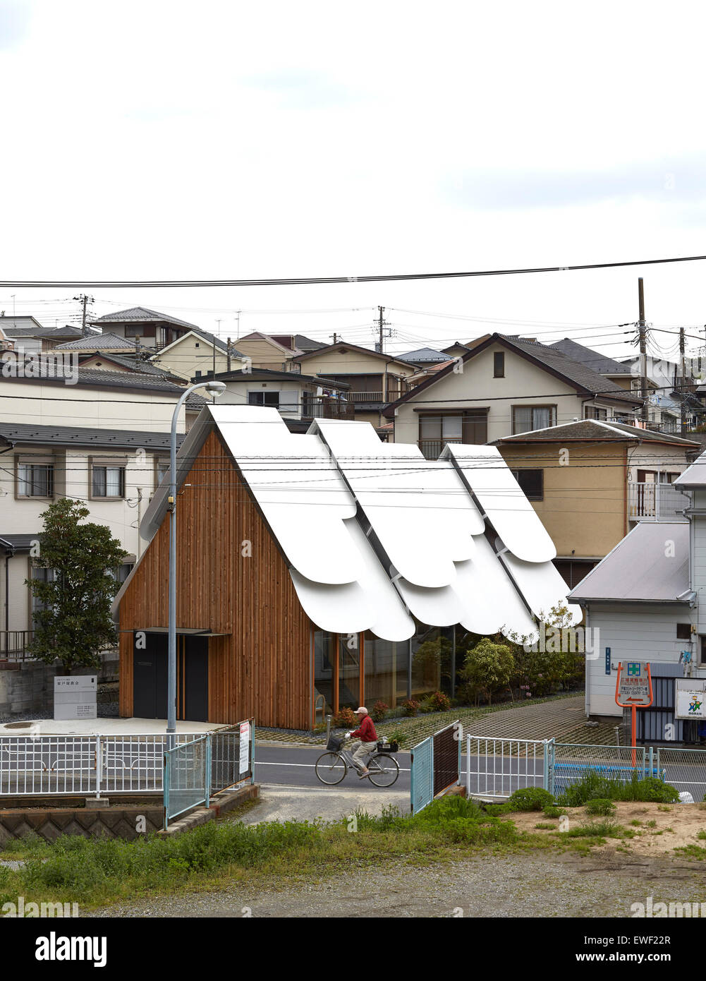 Nel complesso vista esterna con street. Hirata Totsuka Chiesa, area di Yokohama, Giappone. Architetto: Akihisa Hirata , 2015. Foto Stock