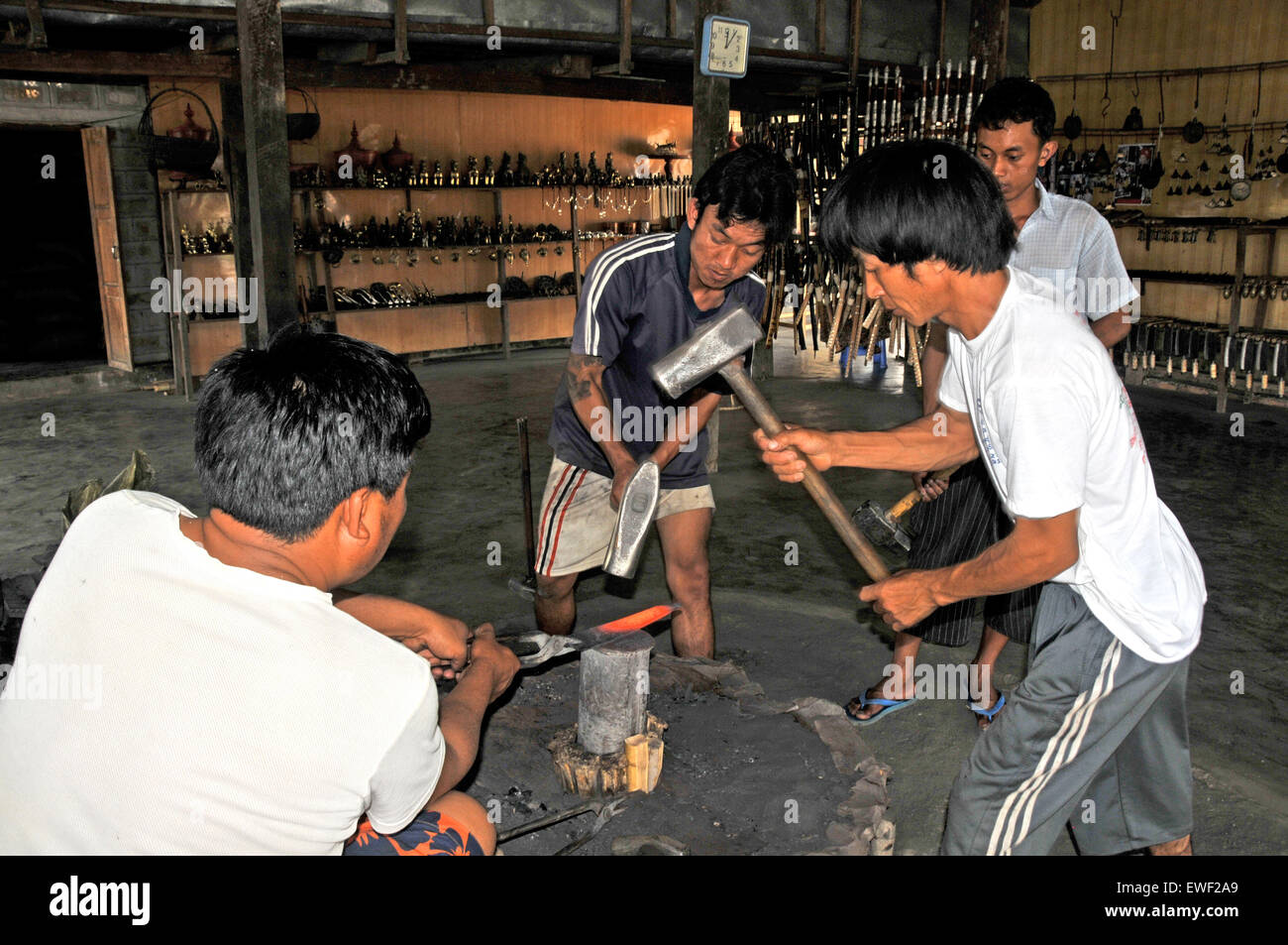 I fabbri lavorano Lago Inle Myanmar Foto Stock