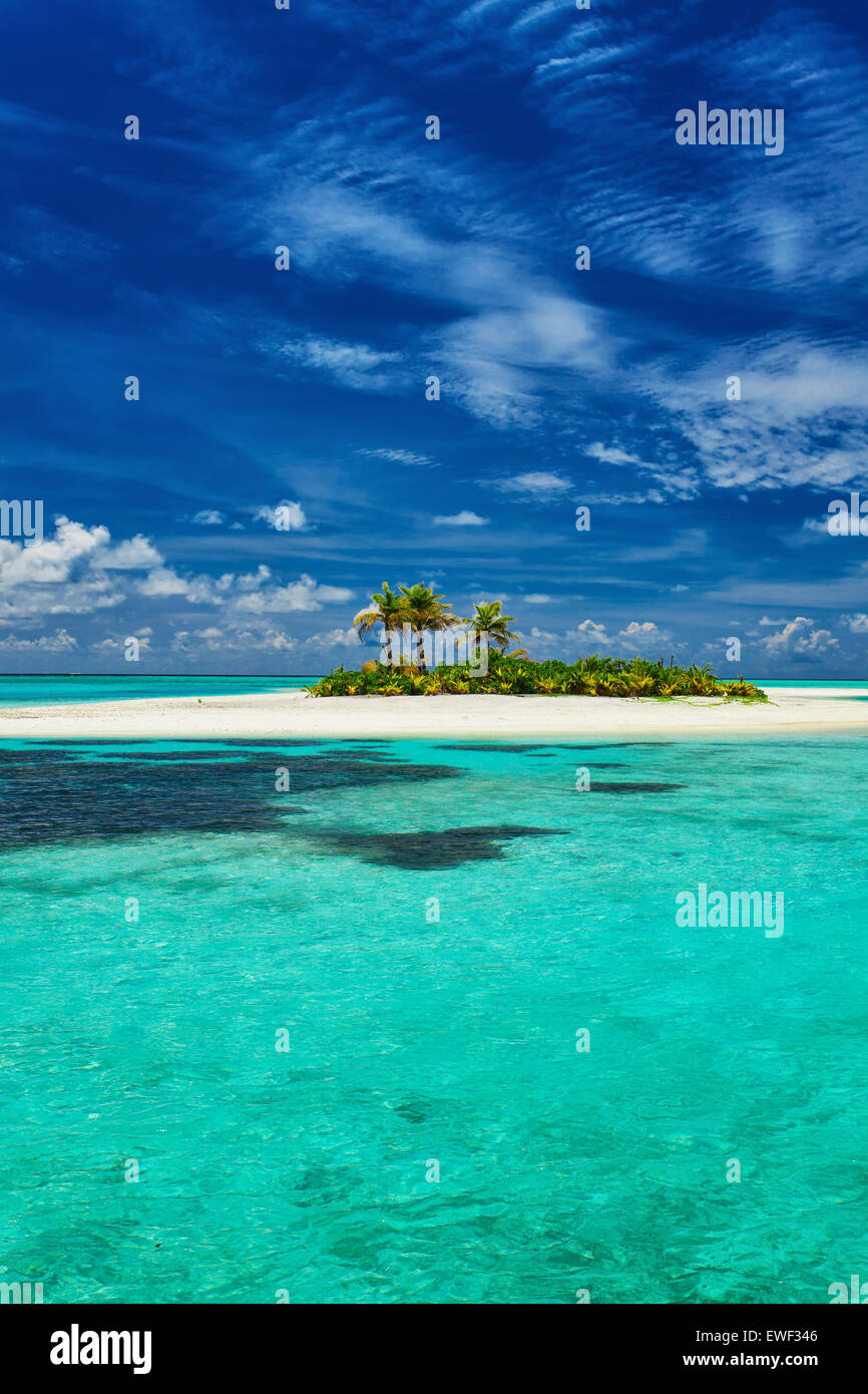 Piccola isola surrounder dalla barriera corallina e la straordinaria spiaggia delle Maldive Foto Stock