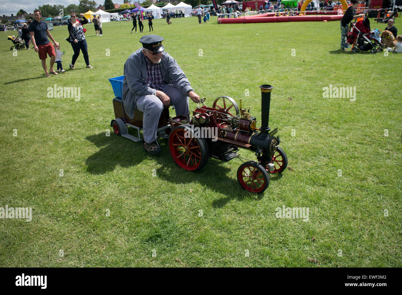 Miniatura Burrell motore trazione a Whitnash giornata di divertimento e di Carnival, Warwickshire, Regno Unito Foto Stock