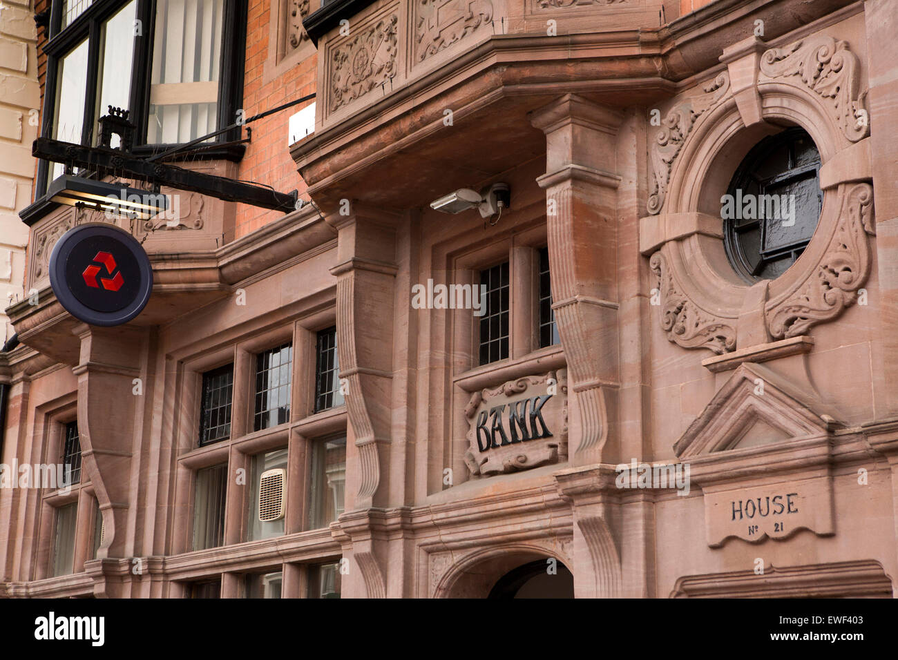 Regno Unito, Inghilterra, Shropshire, Bridgnorth, High Street, scolpiti facciata in arenaria di National Westminster Bank Foto Stock
