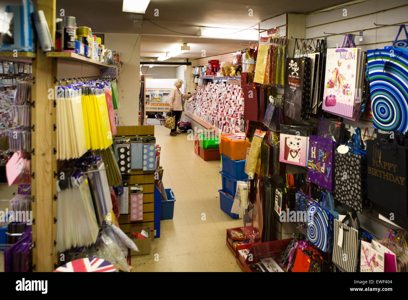 Regno Unito, Inghilterra, Shropshire, Bridgnorth, High Street, Market Hall, cancelleria e biglietto di auguri in stallo Foto Stock