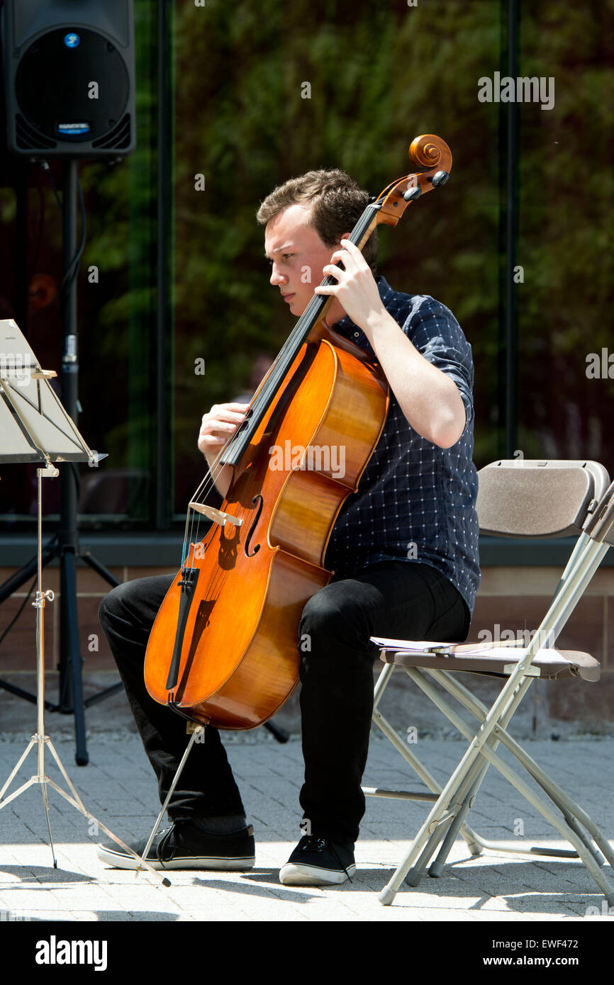 Il violoncellista presso l'Università di Warwick Orchestra di archi, REGNO UNITO Foto Stock