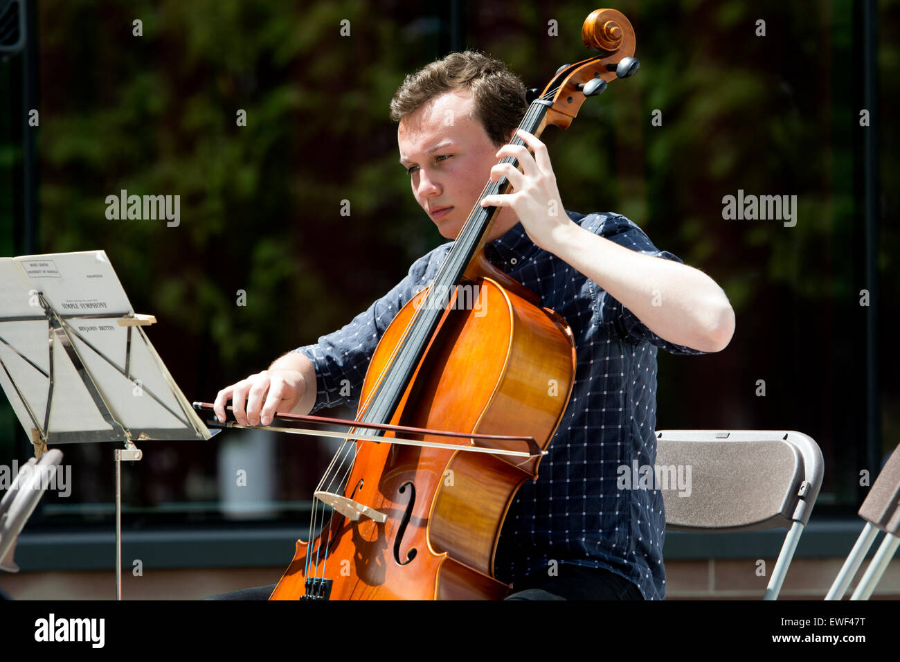 Il violoncellista presso l'Università di Warwick Orchestra di archi, REGNO UNITO Foto Stock