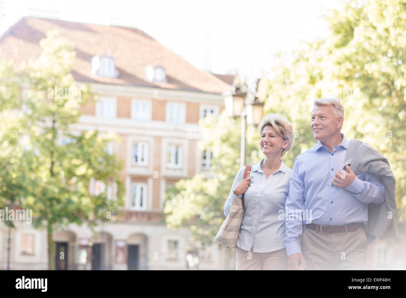 Felice di mezza età giovane passeggiate in città Foto Stock