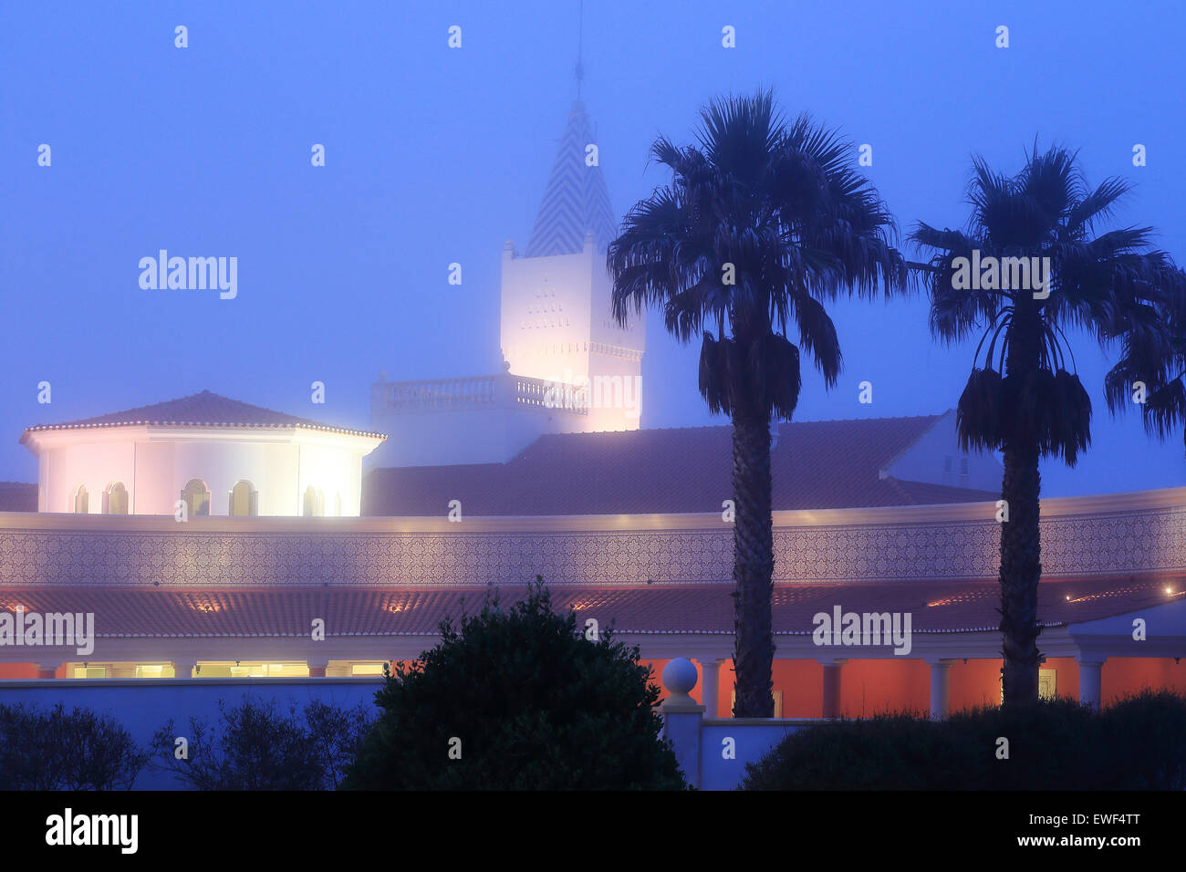 Hotel Marriott, Praia d'El Rey in mare la nebbia di notte, Portogallo Foto Stock