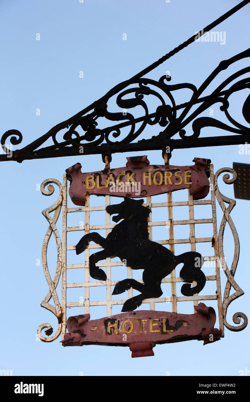 Regno Unito, Inghilterra, Shropshire, Bridgnorth, Città Bassa, Bridge Street, old metal Black Horse Hotel pub segno Foto Stock