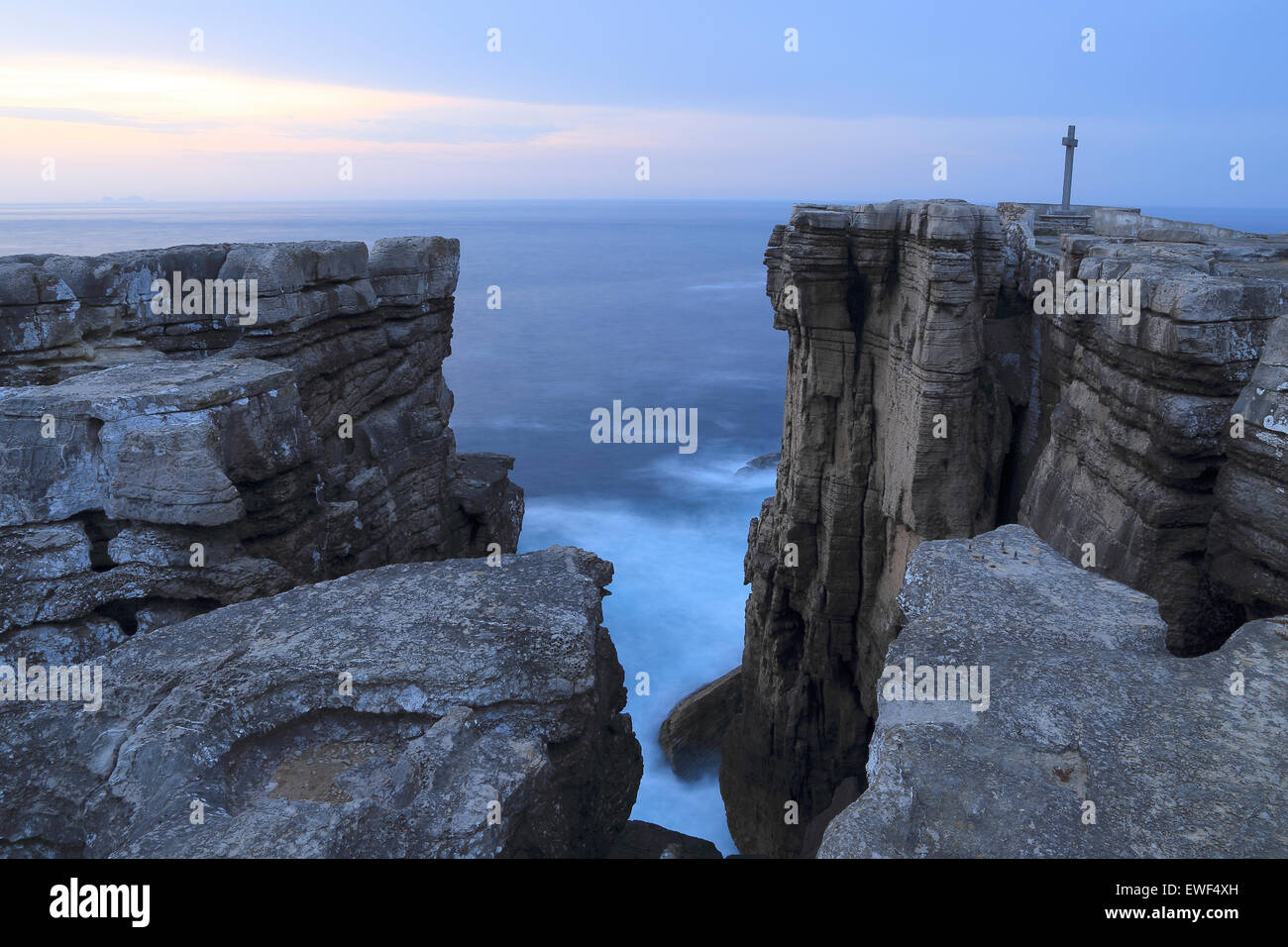 Peniche rock e la croce, Portogallo Foto Stock