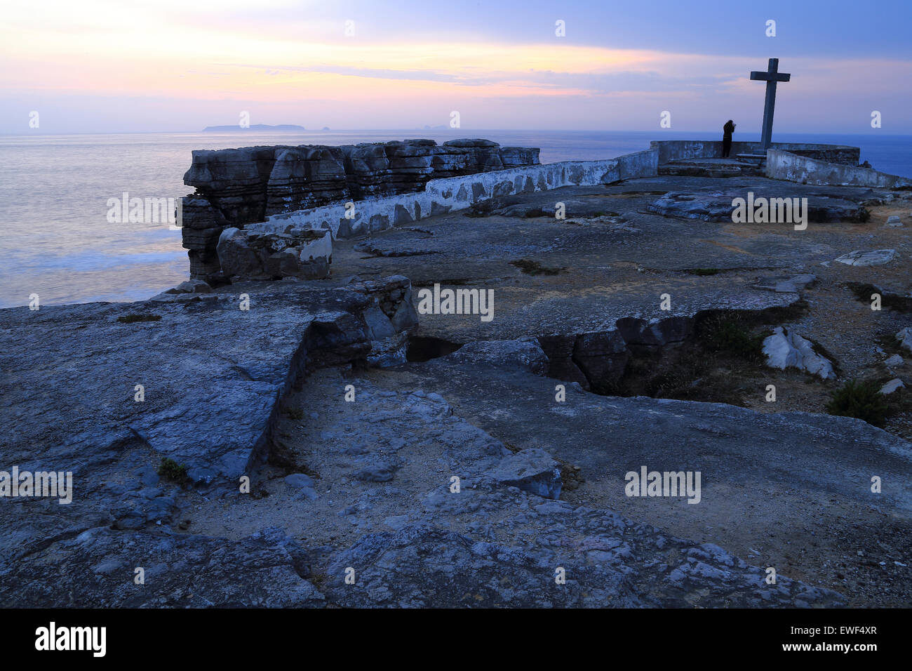 Peniche rock e la croce, Portogallo Foto Stock