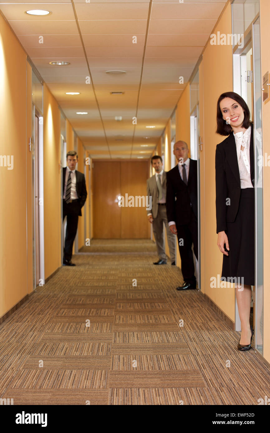 La gente di affari in piedi in corridoio Foto Stock