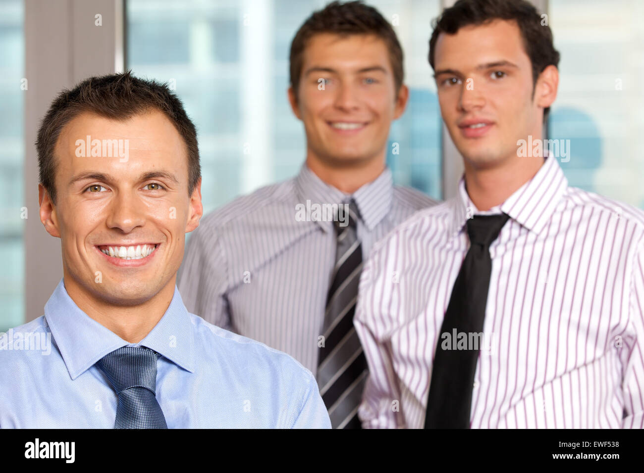 Tre uomini di affari sorridente in ufficio, ritratto Foto Stock