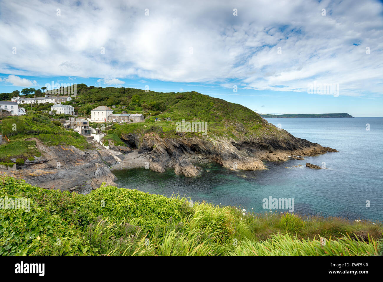 Lungo la costa sud occidentale il percorso come si raggiunge Portloe sulla penisola di Roseland in Cornovaglia Foto Stock