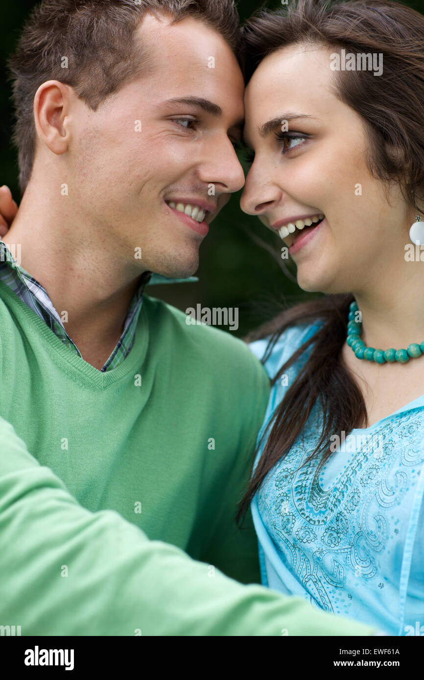 Close-up di coppia giovane guardando ogni altro Foto Stock