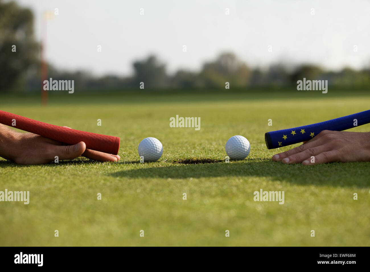 Le mani umane utilizzando palline da golf per giocare a biliardo Foto Stock