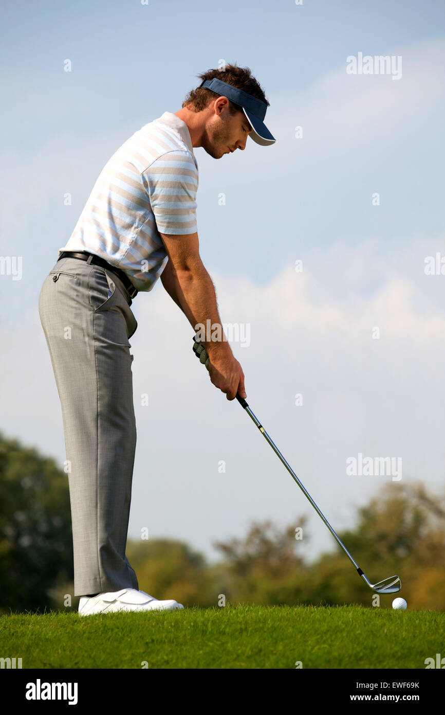 Giovane uomo giocando a golf Foto Stock