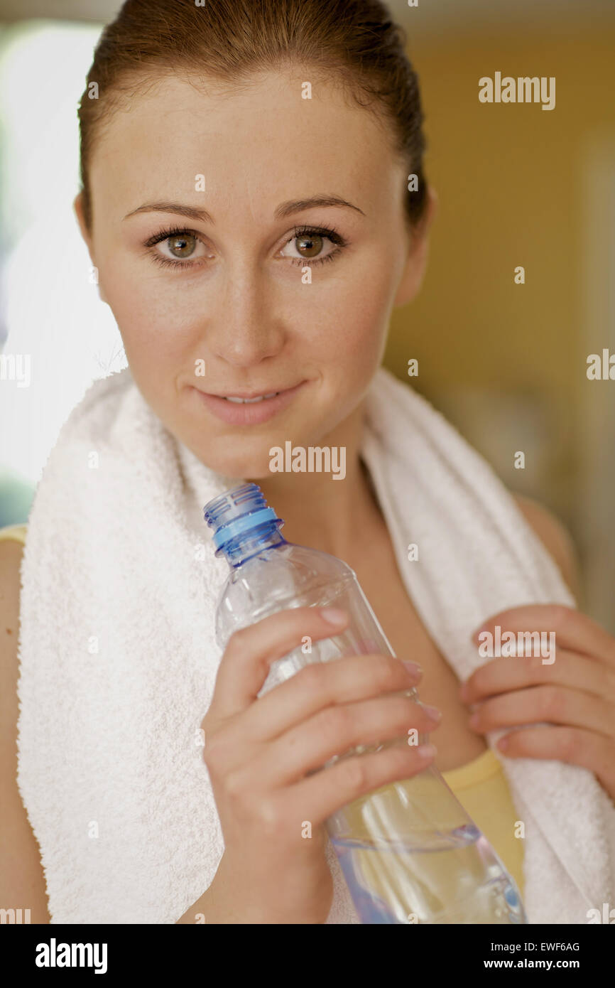 Una giovane donna di bere una bottiglia di acqua Foto Stock