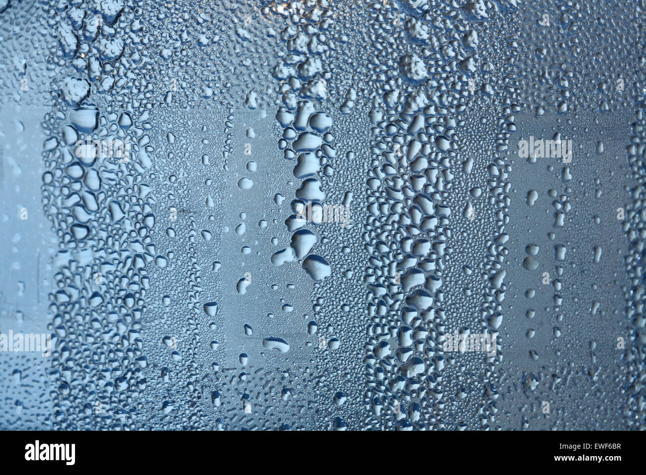 Gocce d'acqua sulla finestra - close up Foto Stock