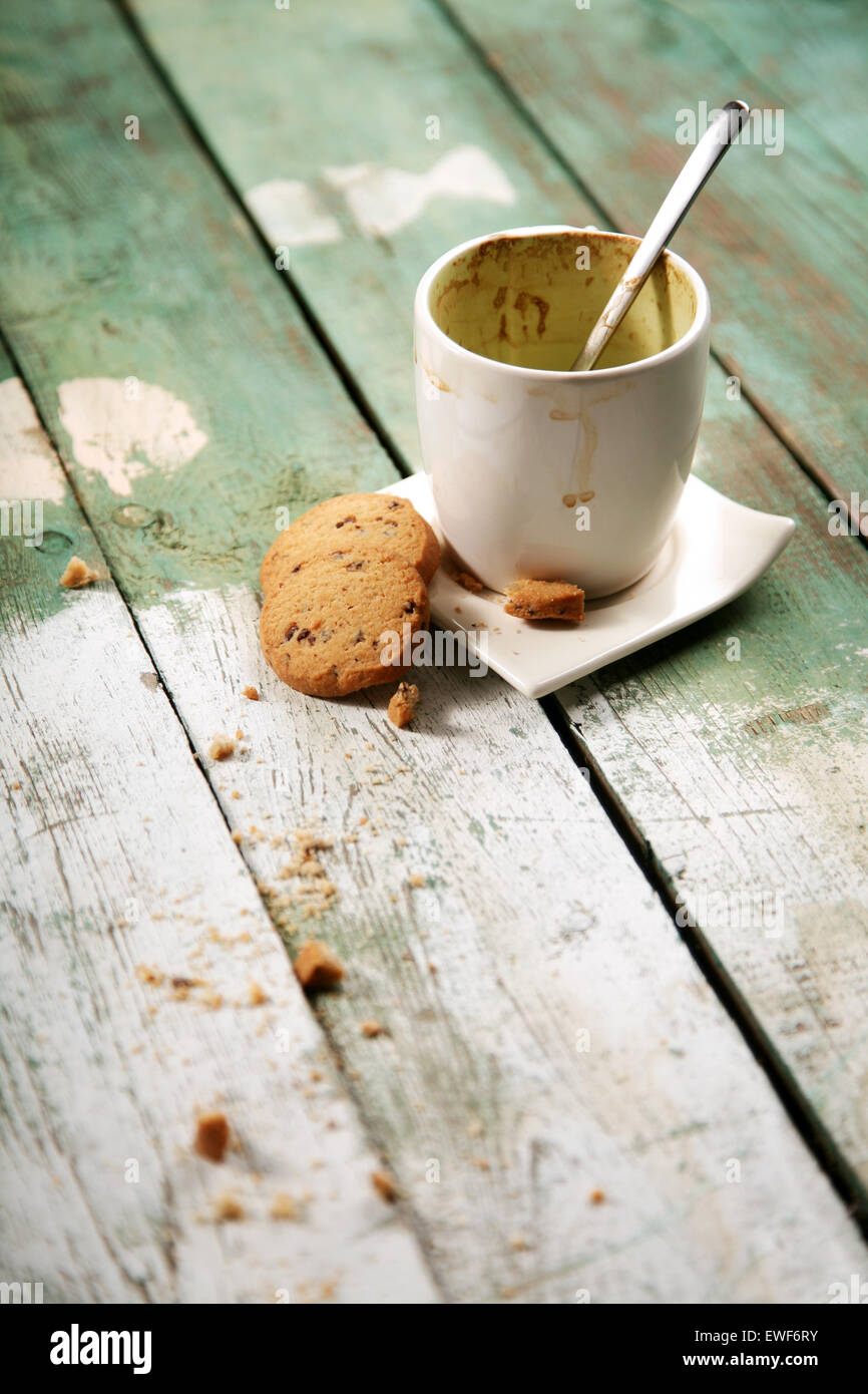 Svuotare tazza di caffè sul tavolo in legno Foto Stock