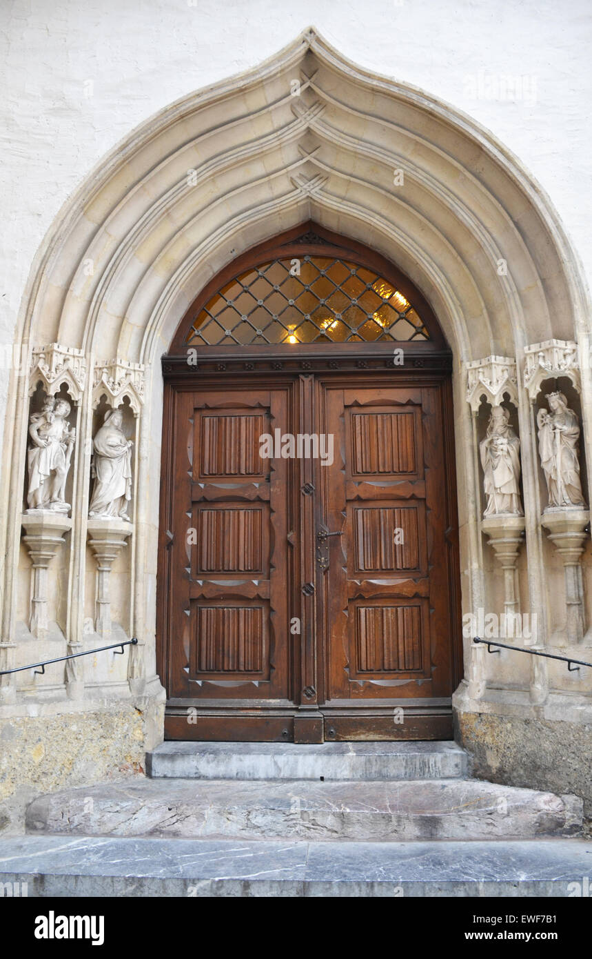 Dettaglio di una vecchia porta della chiesa Foto Stock