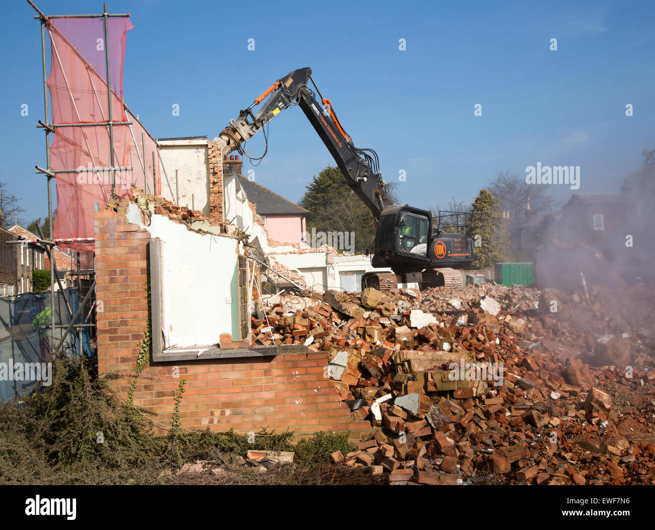 Sito di demolizione ex edificio di fabbrica, Woodbridge, Suffolk, Inghilterra, Regno Unito Foto Stock