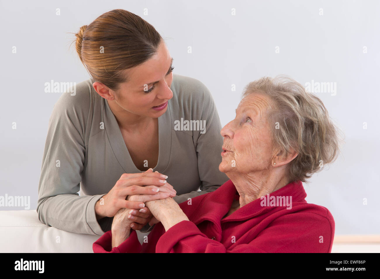 Persona anziana in ambienti interni Foto Stock