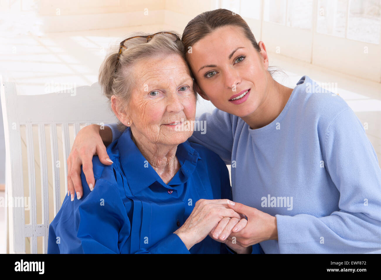 Persona anziana in ambienti interni Foto Stock