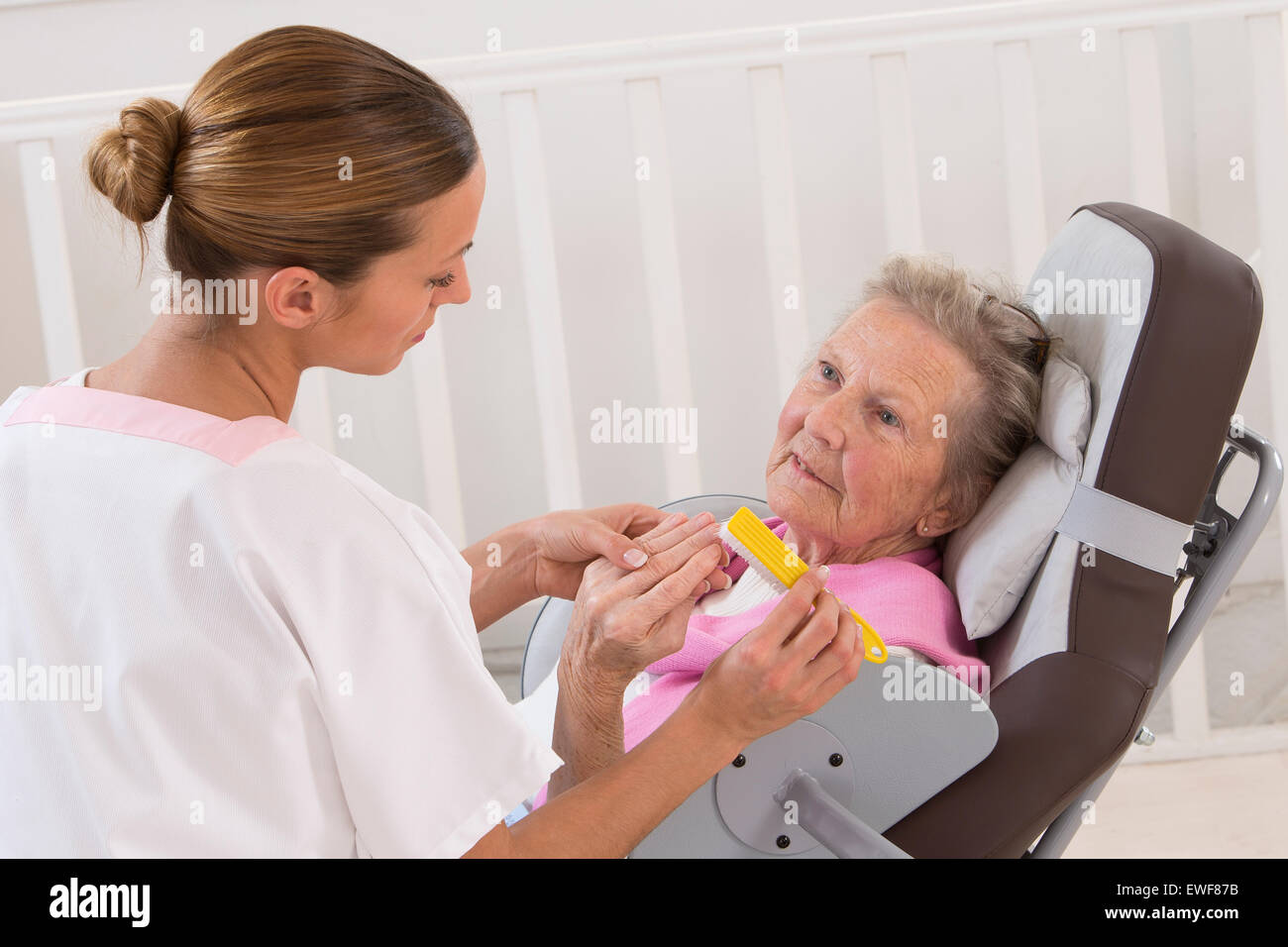 Cura delle mani, anziano Foto Stock