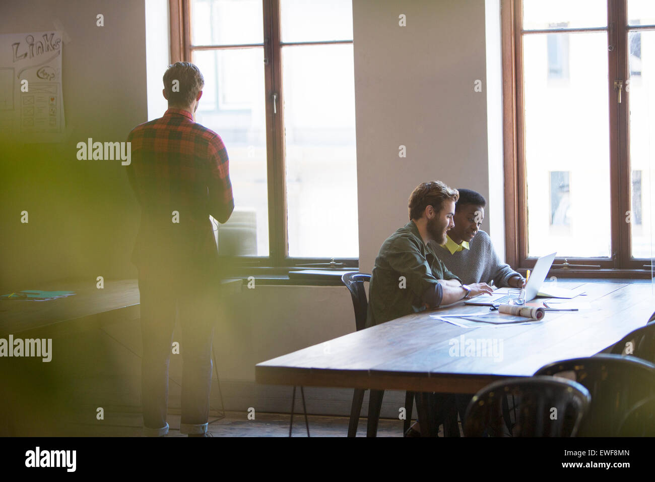 Attività creativa di persone che lavorano al computer portatile in ufficio Foto Stock