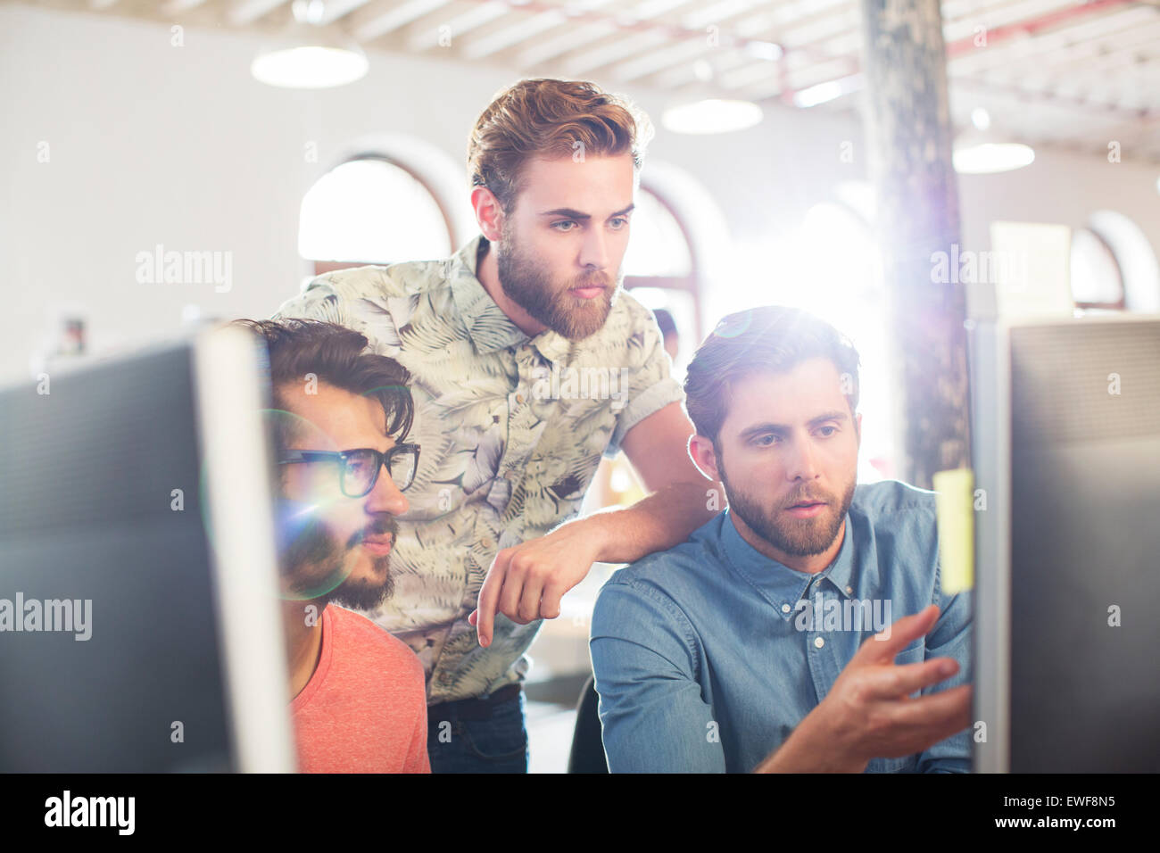 Casual focalizzato gli operatori al computer Foto Stock