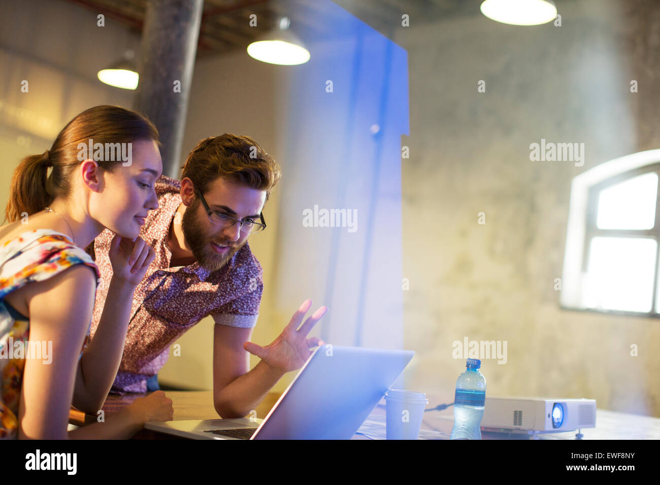 La gente di affari lavora al computer portatile Foto Stock
