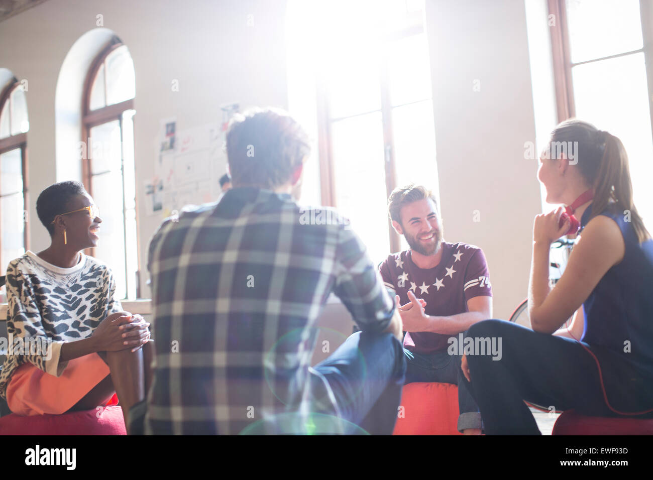 Business Casual persone incontro in cerchio in sole ufficio Foto Stock