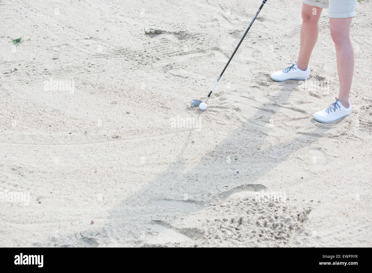 Sezione bassa della donna che gioca a golf Foto Stock