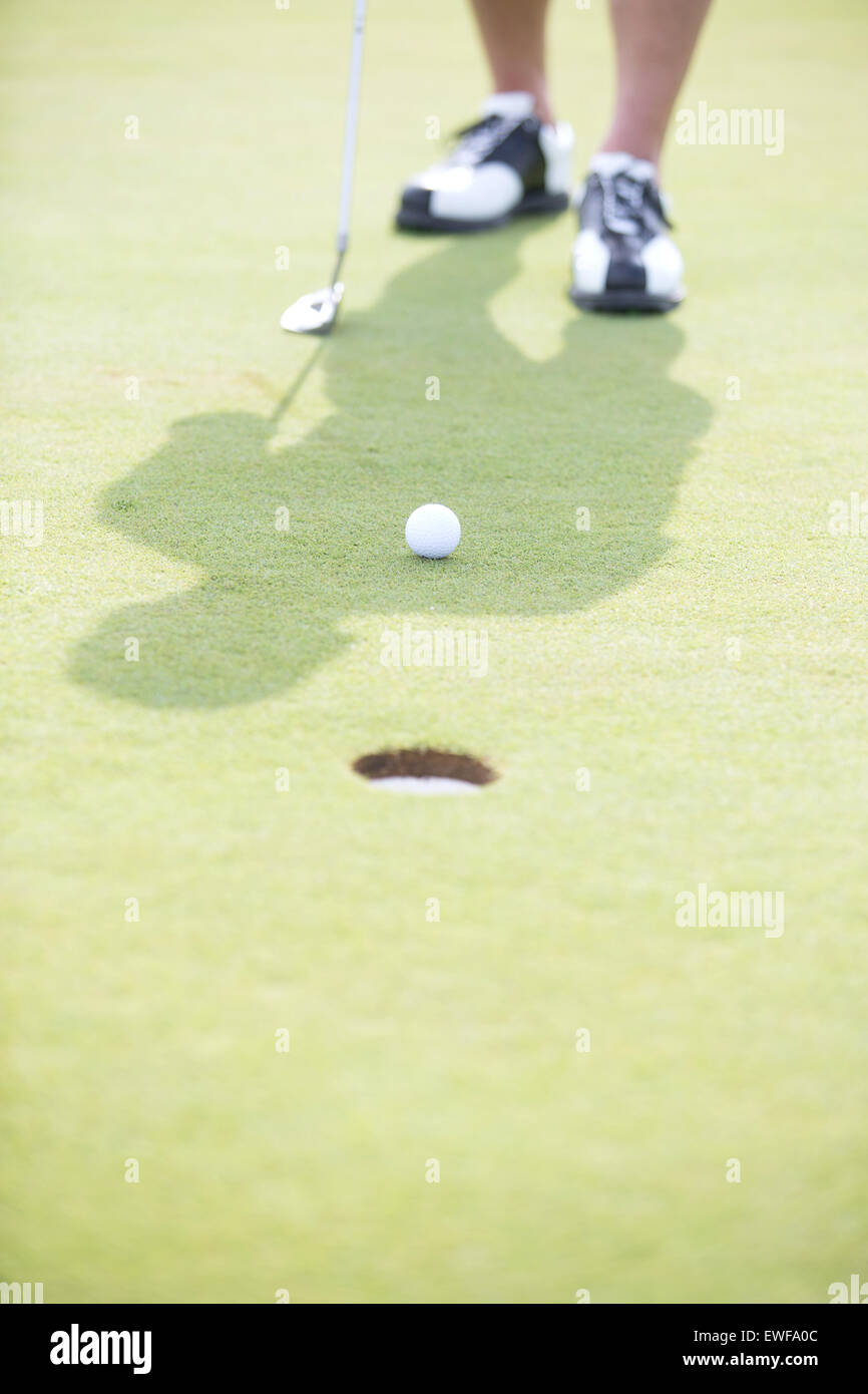 Sezione bassa dell'uomo giocando a golf Foto Stock
