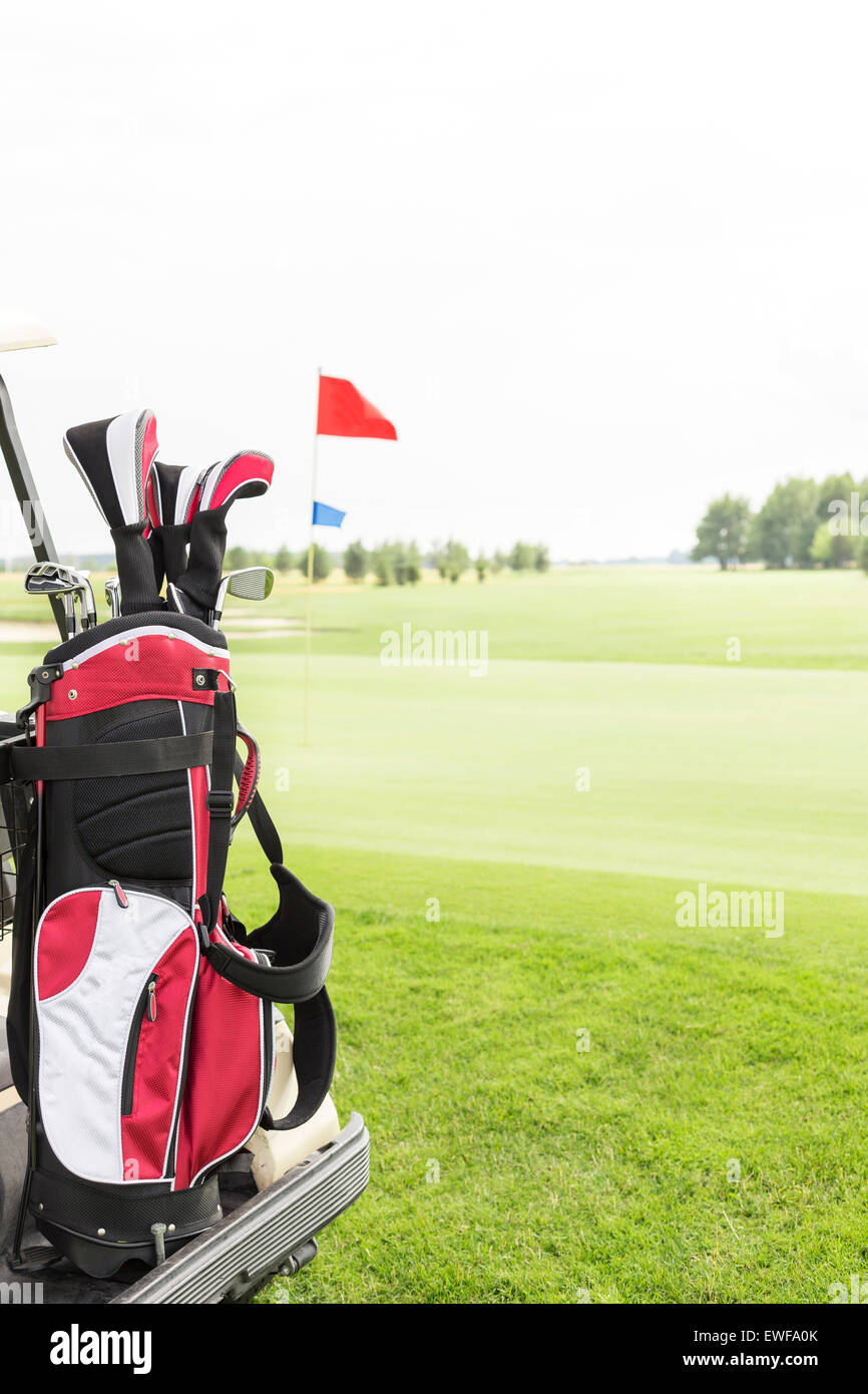 Golf club borsa a campo da golf contro il cielo chiaro Foto Stock