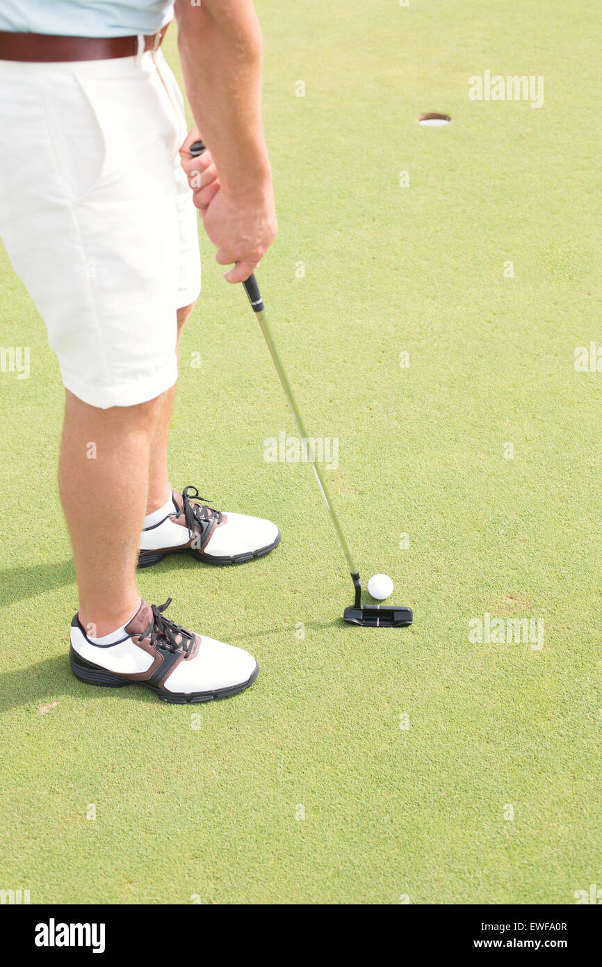 Sezione bassa dell'uomo giocare a golf in corso Foto Stock