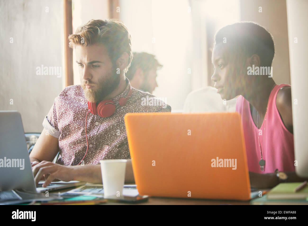 Informali di lavoro persone che lavorano presso i notebook in ufficio Foto Stock