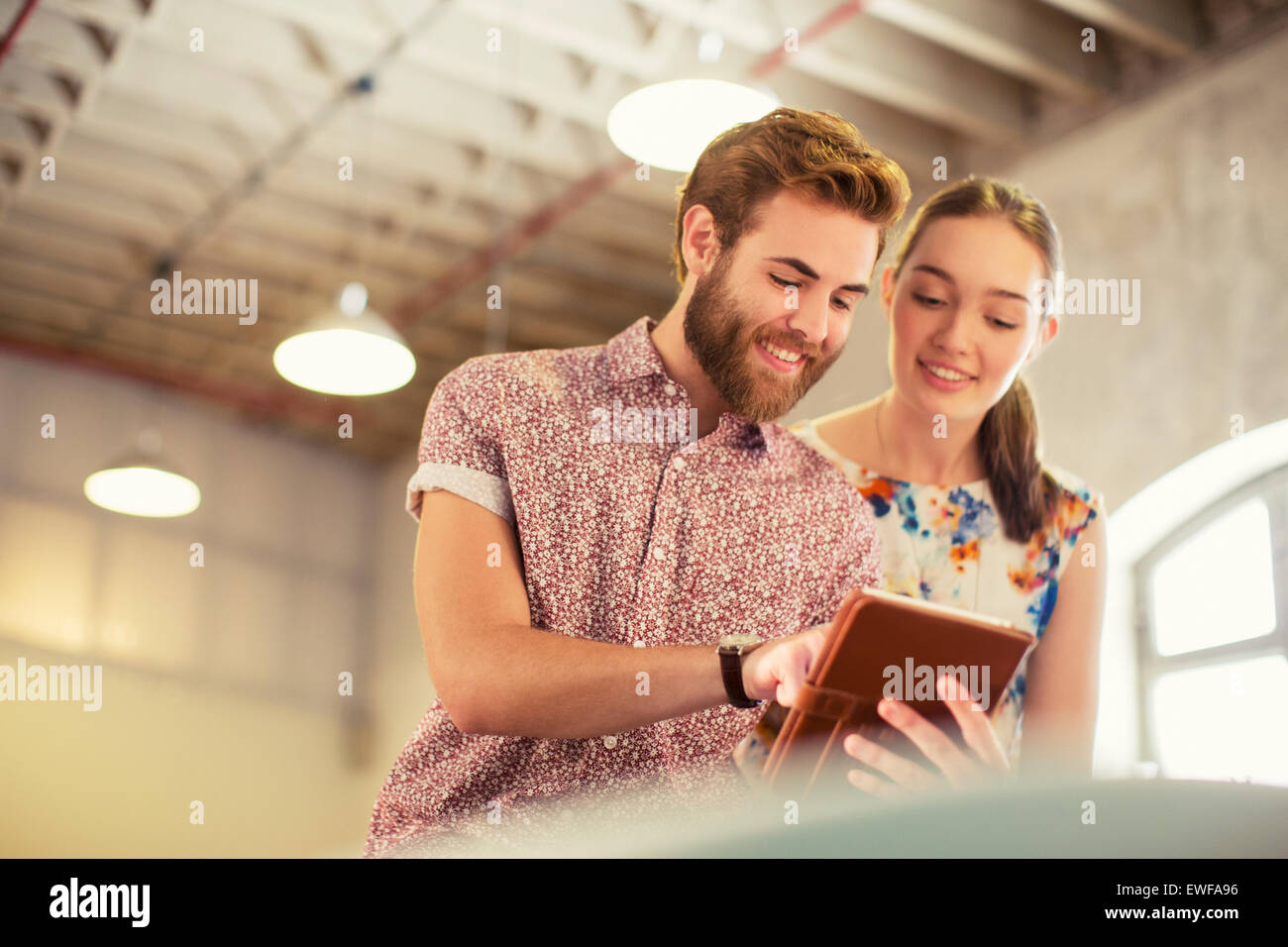 Business Casual persone condividendo digitale compressa in office Foto Stock