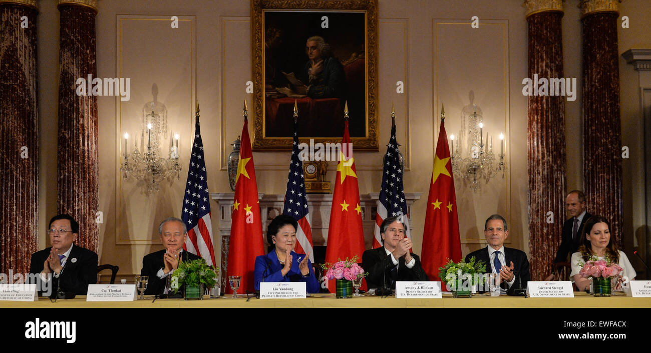 Washington, Stati Uniti d'America. Il 24 giugno 2015. Chinese Vice Premier Liu Yandong (3 L) e U.S. Il vice Segretario di Stato Anthony Blinken (terza R) partecipare alla sesta Cina-USA consultazioni ad alto livello sul popolo-a-gente Exchange (CPE) in Washington, DC, Stati Uniti, il 24 giugno 2015. © Bao Dandan/Xinhua/Alamy Live News Foto Stock