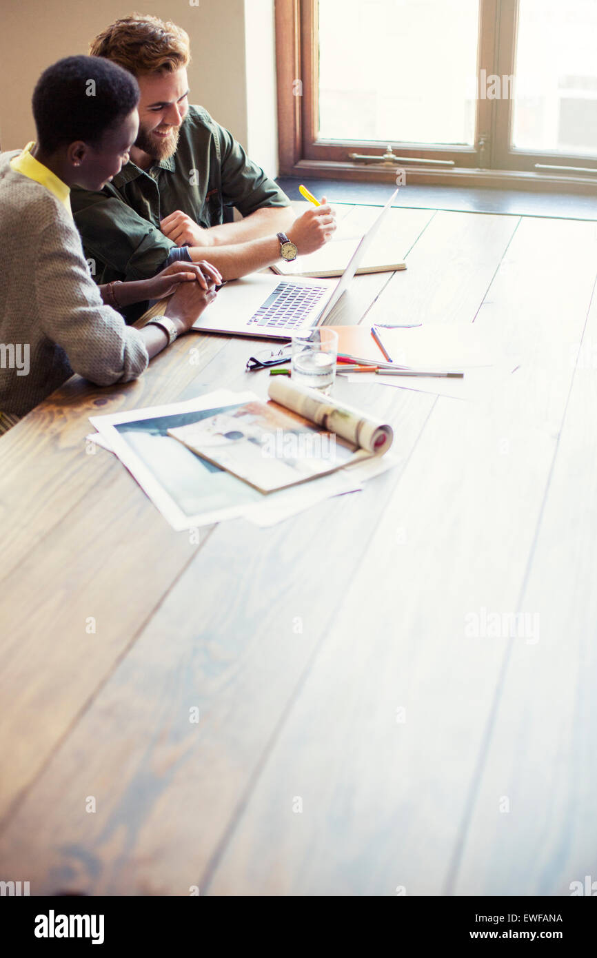 Attività creativa di persone che lavorano al computer portatile in ufficio Foto Stock