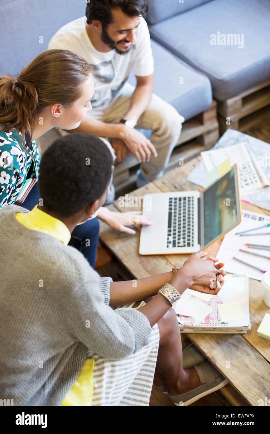 Attività creativa di persone che lavorano al computer portatile in ufficio Foto Stock
