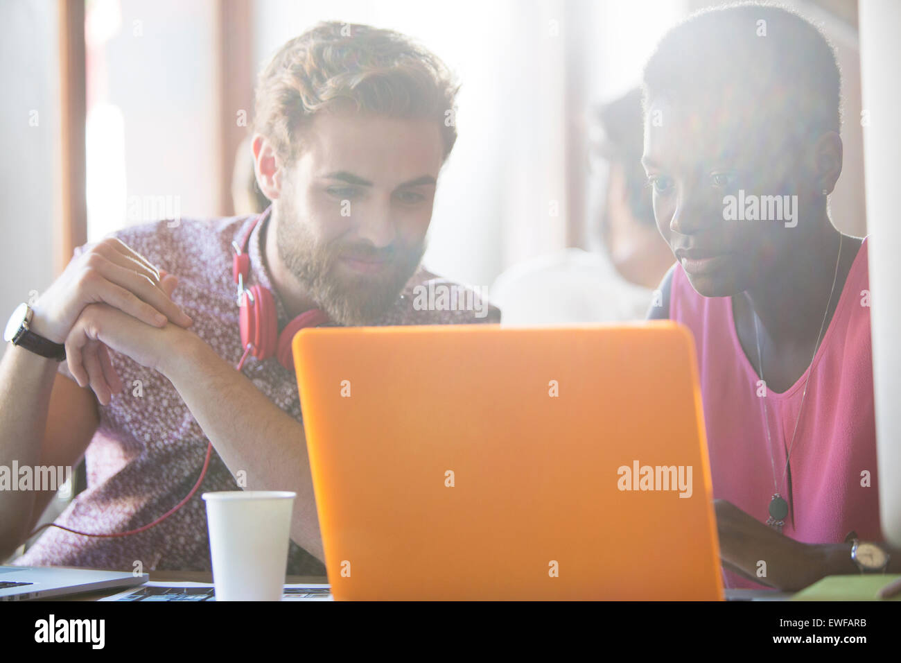 Informali di lavoro persone che lavorano al computer portatile Foto Stock