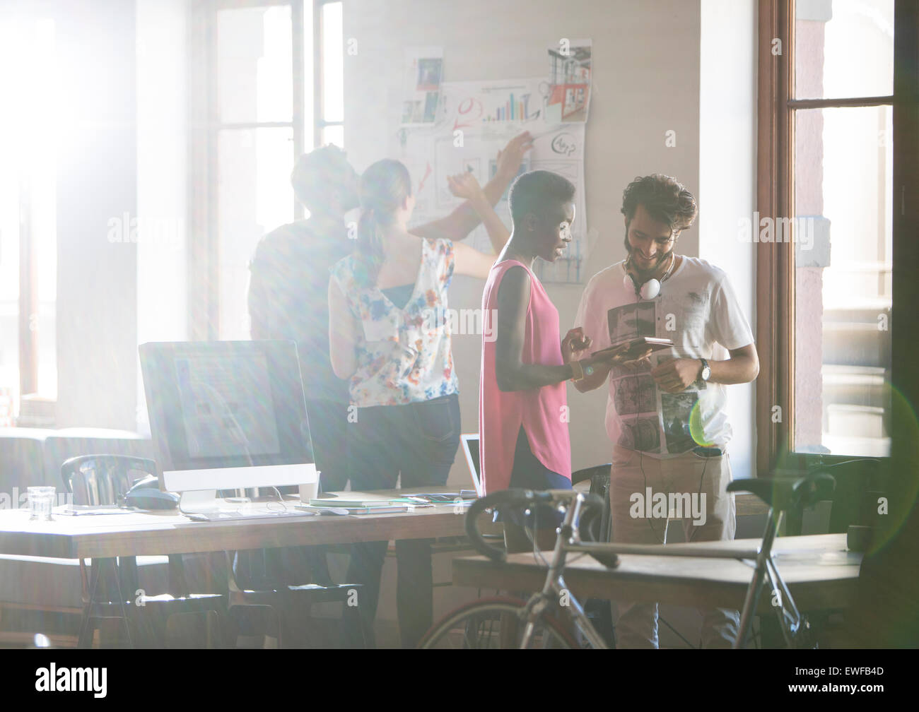 Azienda creativa persone brainstorming e lavoro in ufficio Foto Stock