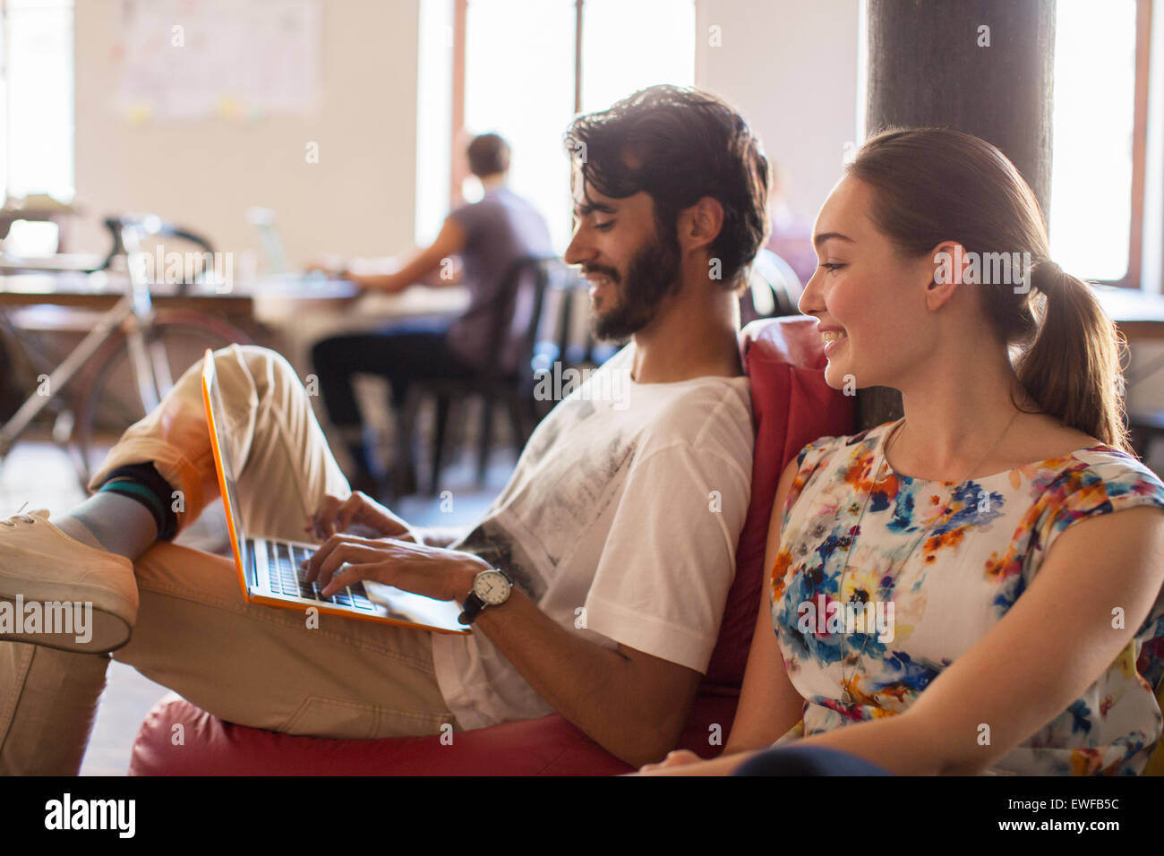 Casual la gente di affari con computer portatile in ufficio Foto Stock