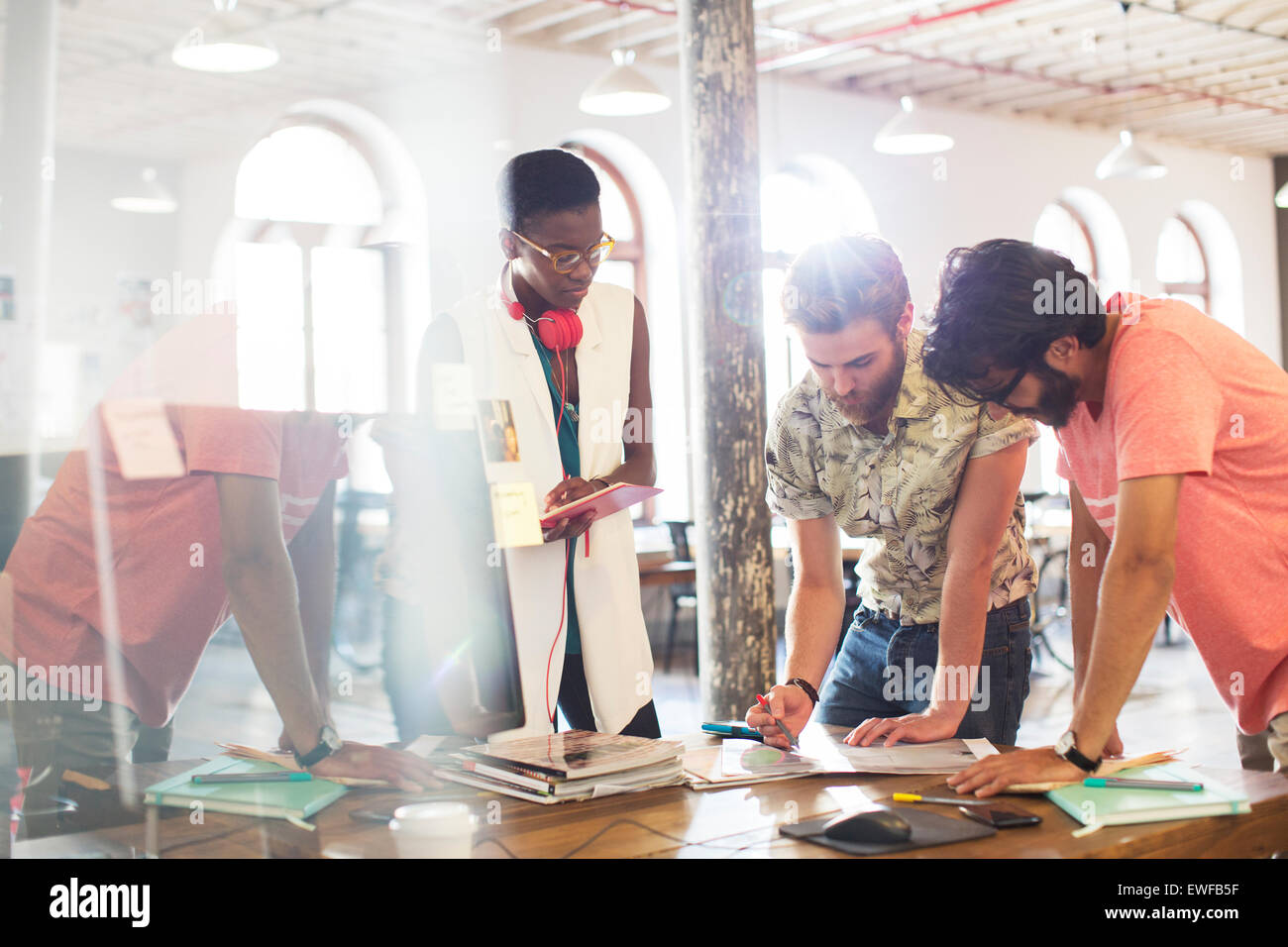 Creative persone business meeting e riesaminare le prove in sole ufficio Foto Stock