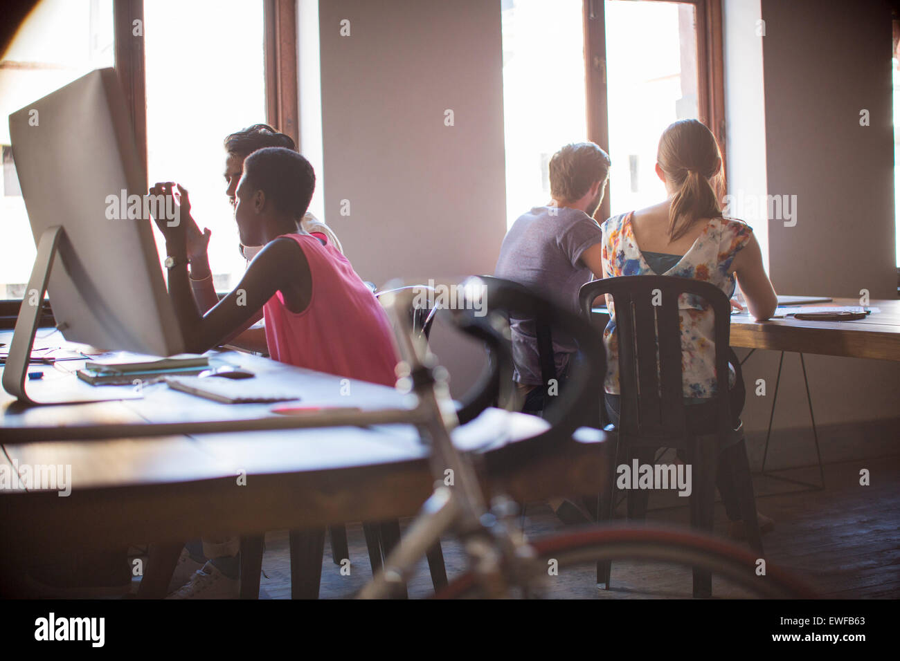 Attività creativa di persone che lavorano in ufficio open plan Foto Stock