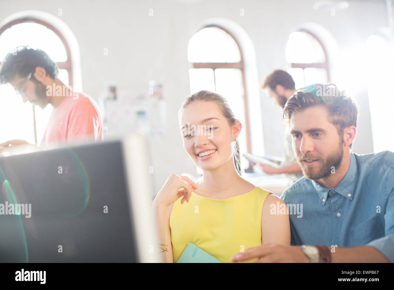 Informali di lavoro persone che utilizzano il computer in ufficio Foto Stock