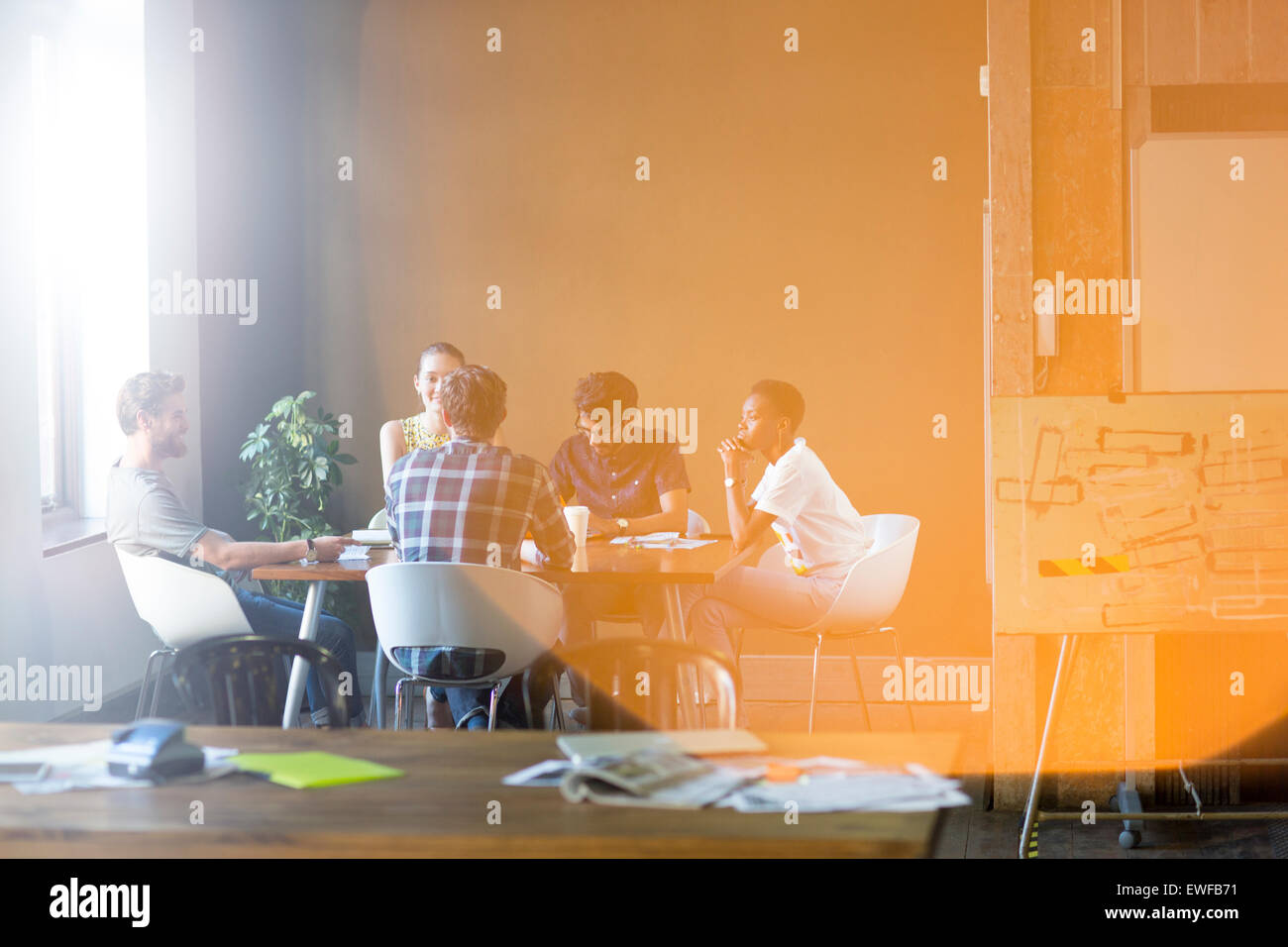 Lens Flare su attività creativa persone incontro alla tabella di office Foto Stock