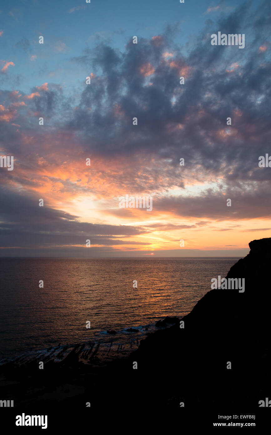 Il tramonto e un grande cielo su Cardigan Bay, preso dalla costa gallese percorso sopra Clarach, Ceredigion Foto Stock