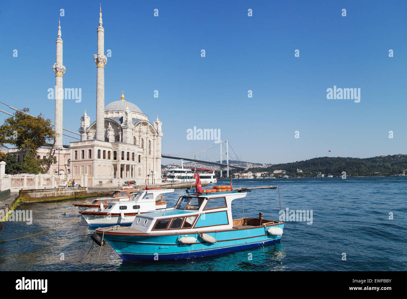 Pier e la moschea di Ortakoy in Besiktas, Istanbul, Turchia. Foto Stock